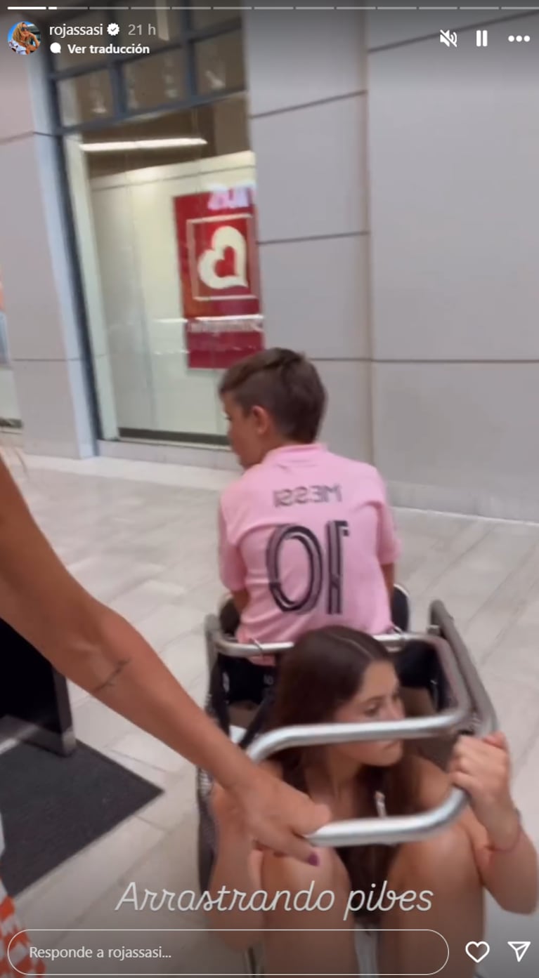 Sabrina y Brenda arrastraron a sus hijos por el shopping.