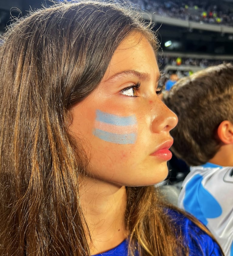 Sabrina y sus hijos fueron a ver por primera vez a la Selección Argentina.