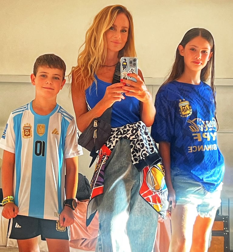 Sabrina y sus hijos fueron a ver por primera vez a la Selección Argentina.