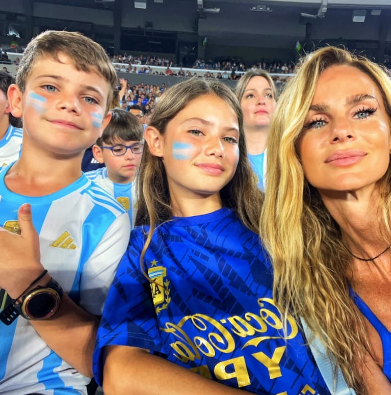 Sabrina y sus hijos fueron a ver por primera vez a la Selección Argentina.