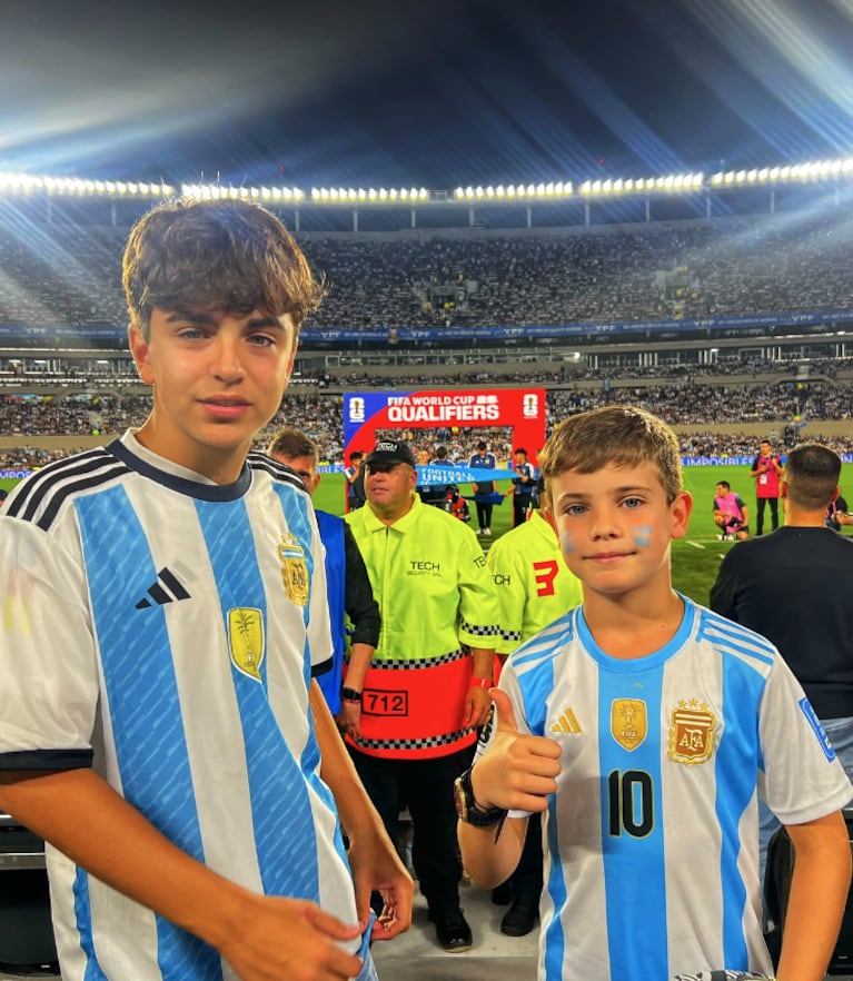 Sabrina y sus hijos fueron a ver por primera vez a la Selección Argentina.