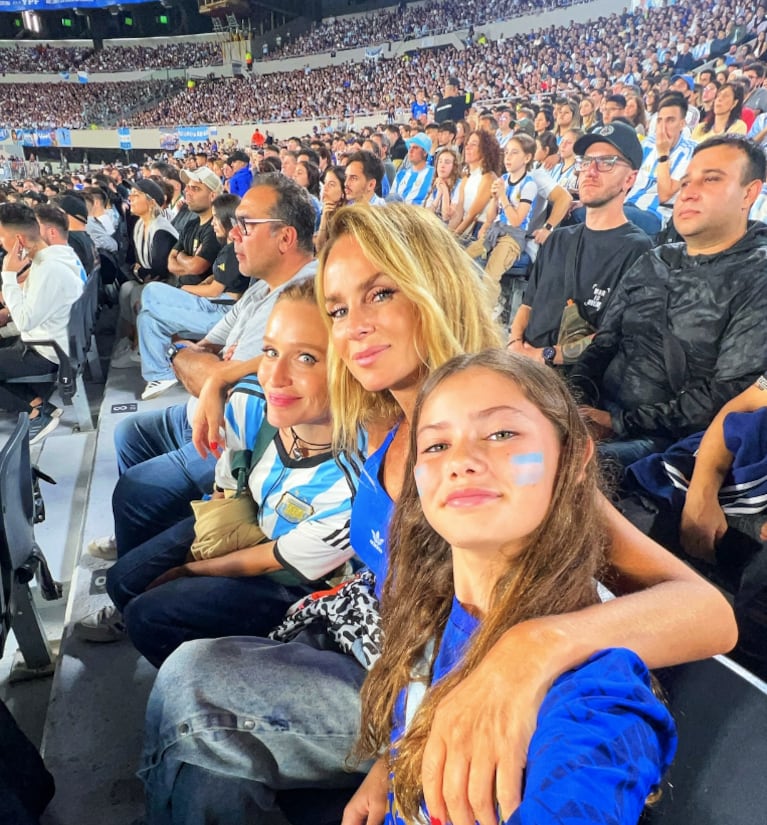 Sabrina y sus hijos fueron a ver por primera vez a la Selección Argentina.