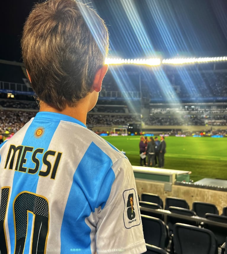 Sabrina y sus hijos fueron a ver por primera vez a la Selección Argentina.