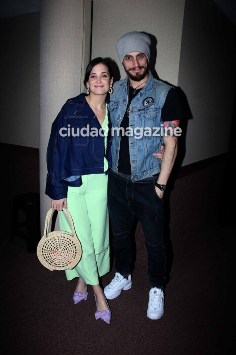 ¡Salida de a dos! Flor Torrente, cómplice y abrazadita del bailarín Nacho Saraceni en la noche porteña