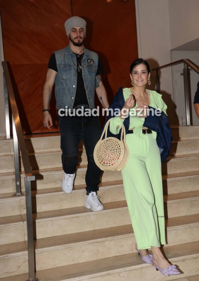 ¡Salida de a dos! Flor Torrente, cómplice y abrazadita del bailarín Nacho Saraceni en la noche porteña