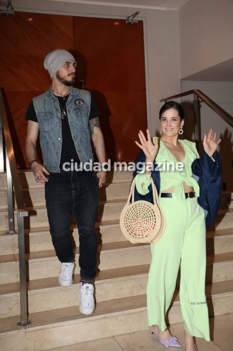 ¡Salida de a dos! Flor Torrente, cómplice y abrazadita del bailarín Nacho Saraceni en la noche porteña