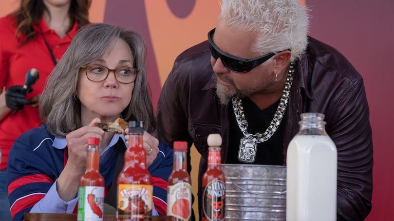 Sally Field y Guy Fieri en "La Última Yarda"