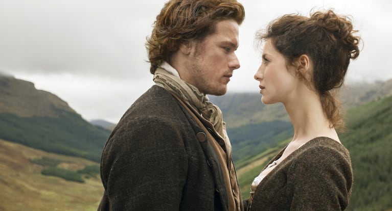 Sam Heughan y Caitríona Balfe como Jamie Fraser y Claire Randall en Outlander, ya disponible en Netflix.