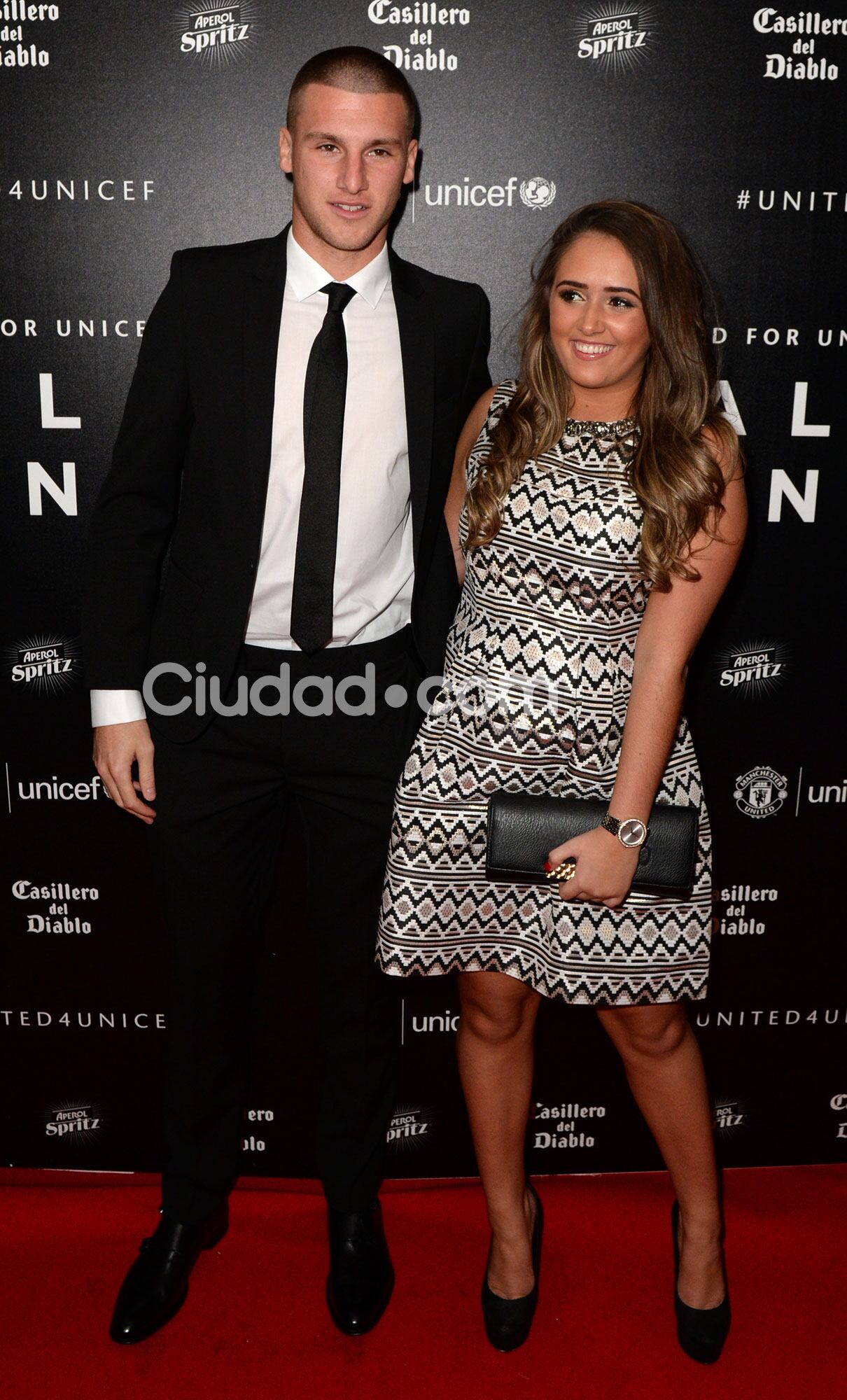 Sam Johnstone junto a su novia, Bryony Turner (Fotos: AFP). 