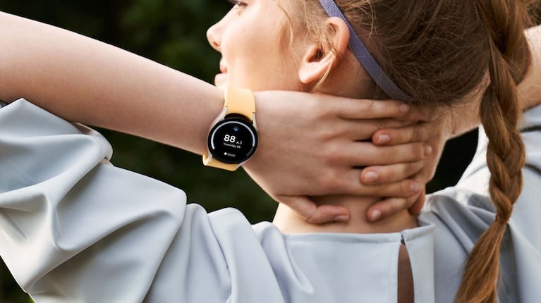 Samsung ha presentado el Galaxy Watch FE, un nuevo reloj inteligente equipado con sensor BioActive para monitorear la salud y el estado físico. 