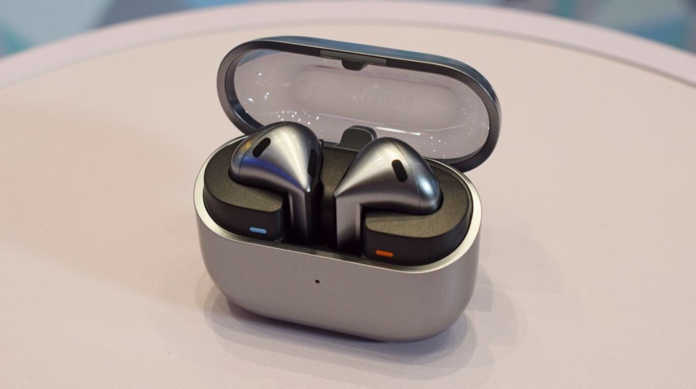 Samsung lanza los auriculares Galaxy Buds 3 y dos nuevos relojes inteligentes: sus ventajas