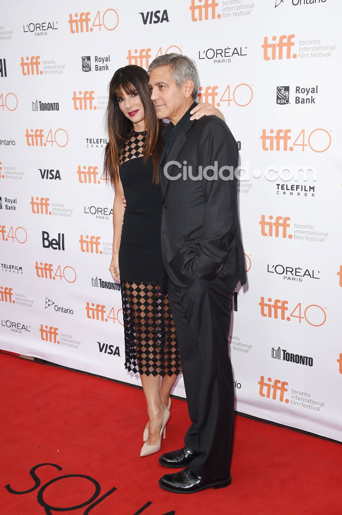 Sandra Bullock y George Clooney, puro glamour (Fotos: AFP). 