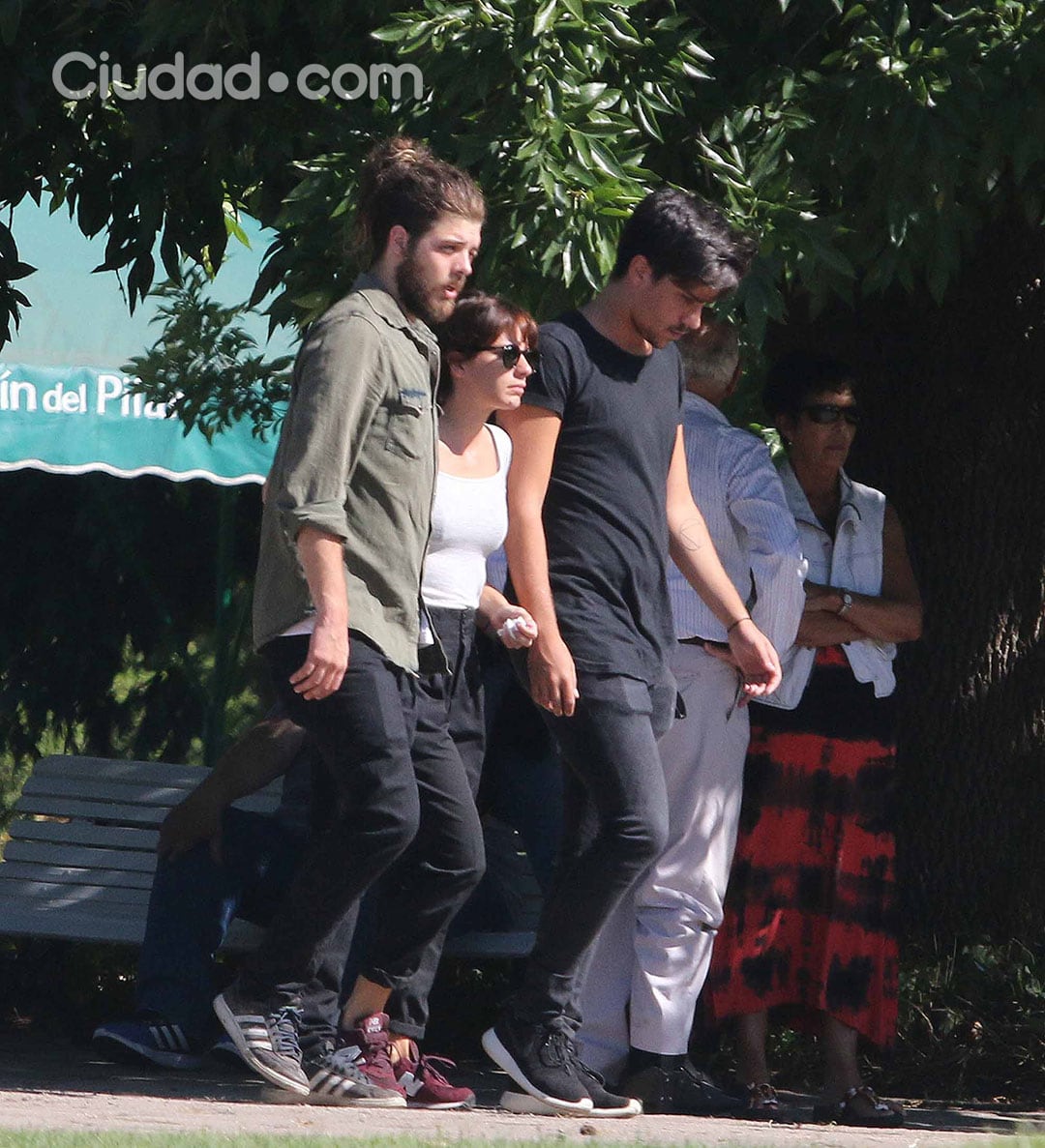 Santi Maratea, Gimena Accardi y Bautista Lena, en el último adiós a Santiago Vázquez. (Foto: Movilpress)