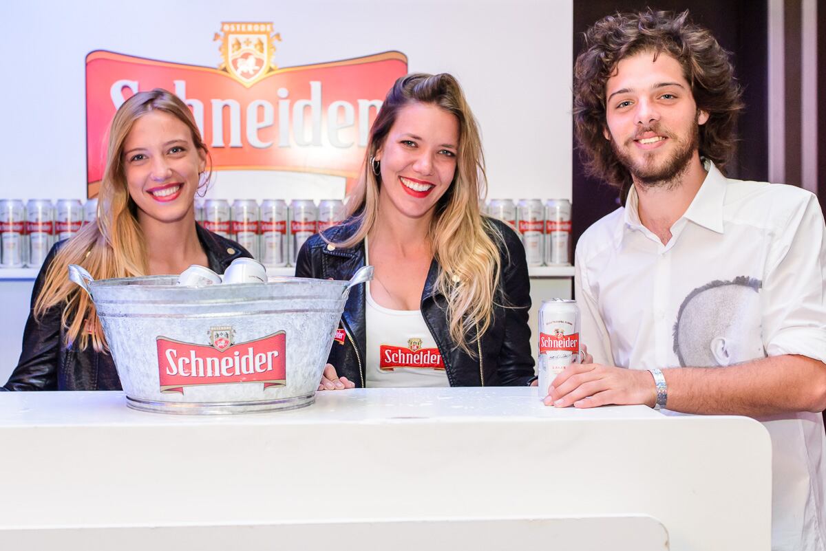 Santi Maratea, refrescándose en la barra libre de Schneider.