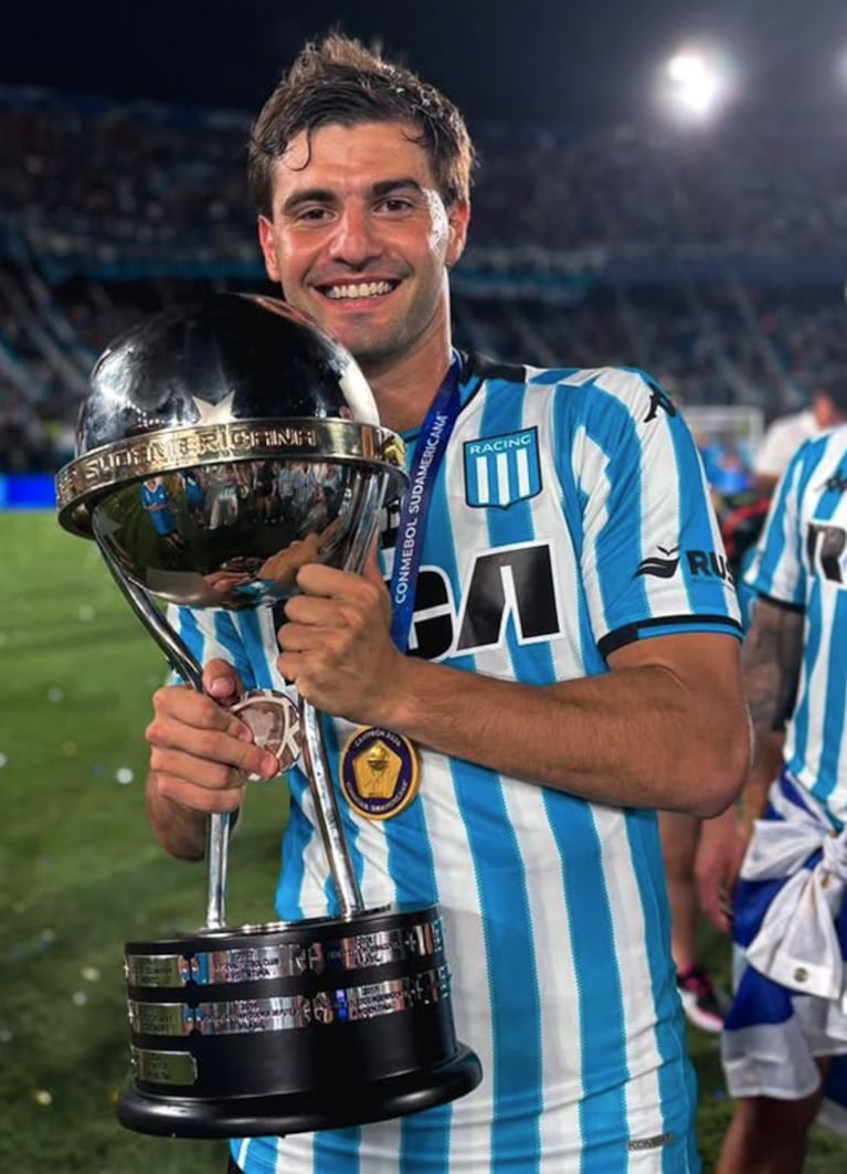 Santiago juega al fútbol en Racing.