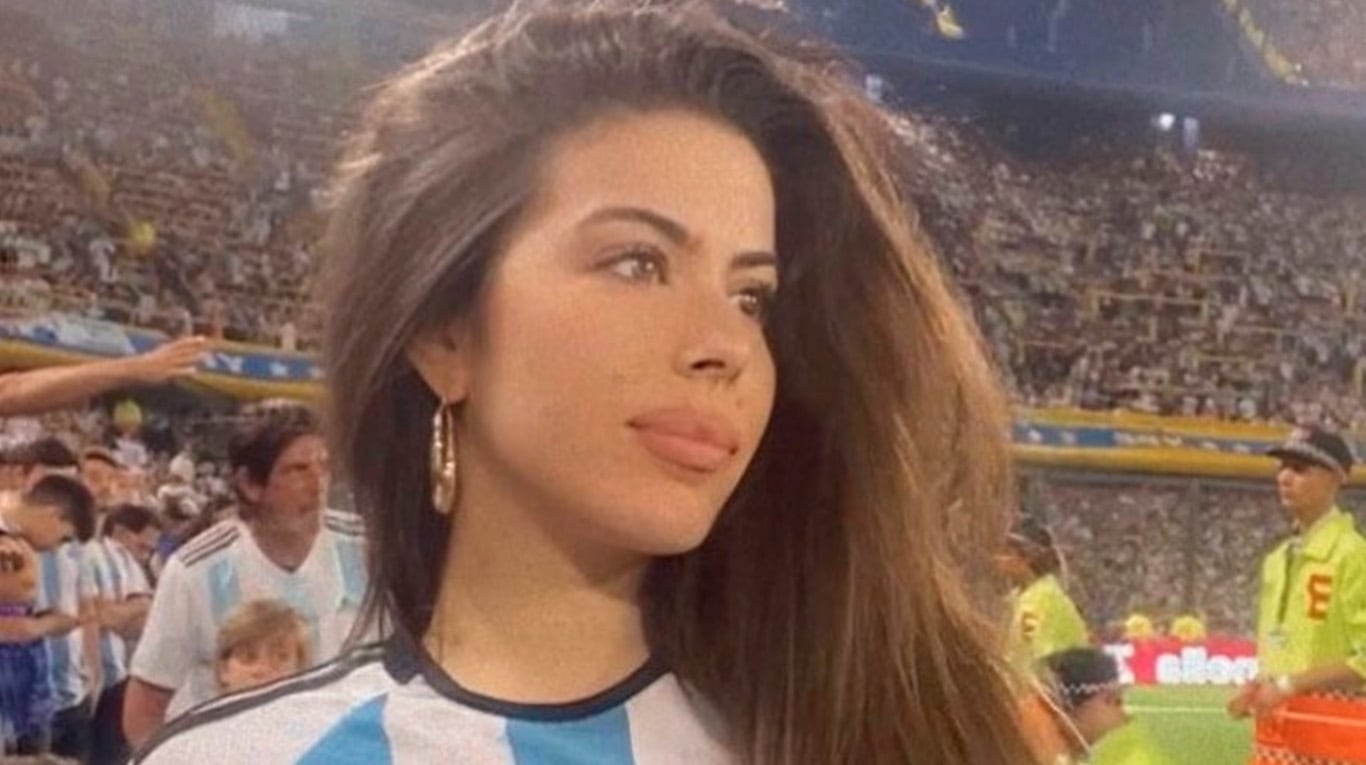 Sara Duque, la profe de Julián Álvarez, fue a alentar a la Selección Argentina y le llovieron las críticas.