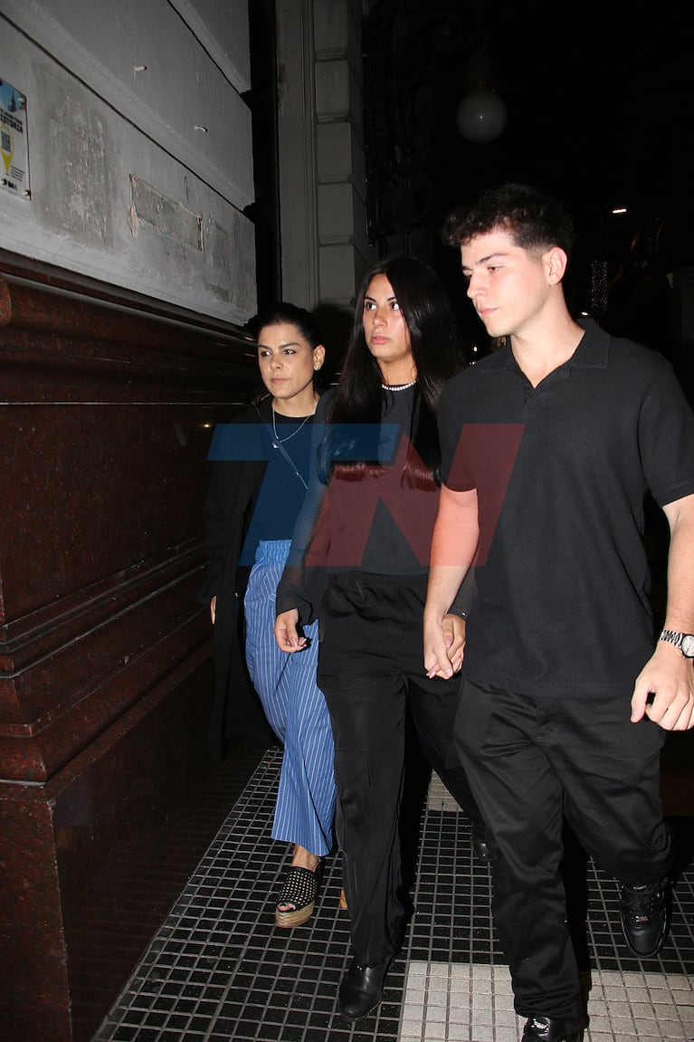 Sara Stewart Brown, exesposa de Jorge Lanata, junto a su hija Lola Lanata en el velatorio del periodista. (Foto: Movilpress)