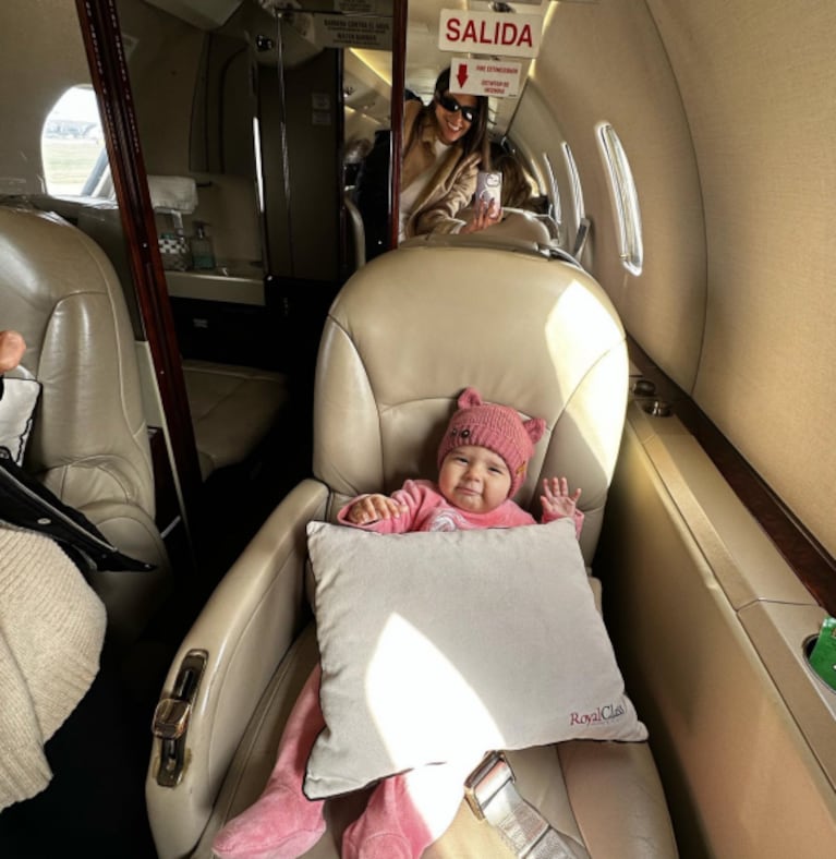 Sarah Burlando viajó en avión privado y su mamá mostró las impactantes fotos: "Me llevaron a la nieve"