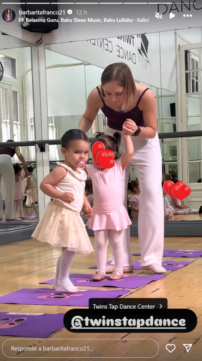 Sarah con tutú y rodete en su clase de ballet.