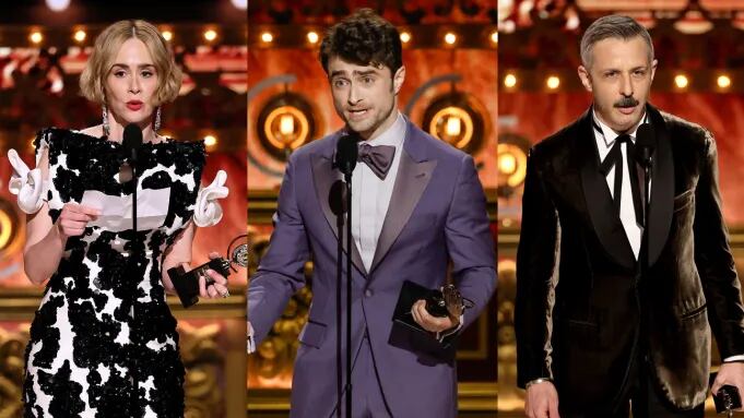 Sarah Paulson, Daniel Radcliffe y Jeremy Strong recibiendo sus premios Tony.