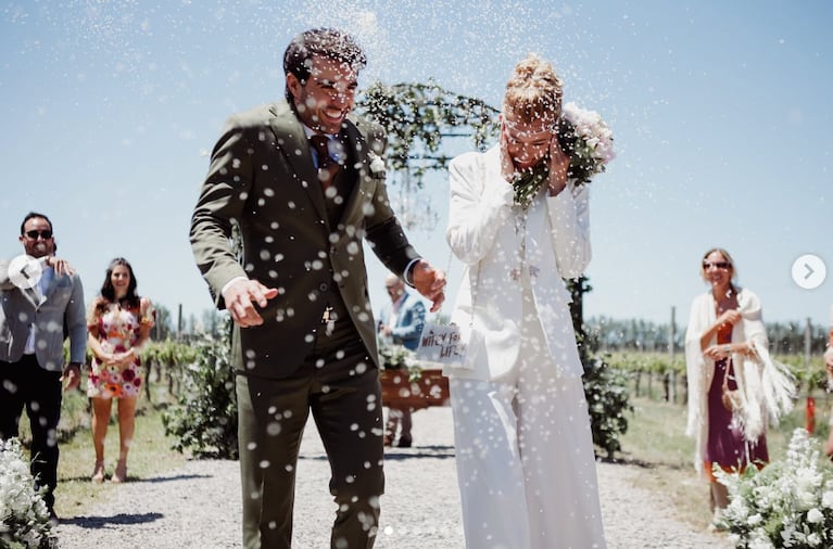 Se conocieron las fotos oficiales del casamiento de Nicole Neumann y Manu Urcera: amor al aire libre