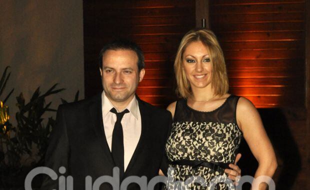 Sebastián Almada y su señora, presentes en el casamiento de Listorti. (Foto: Jennifer Rubio - Ciudad.com)