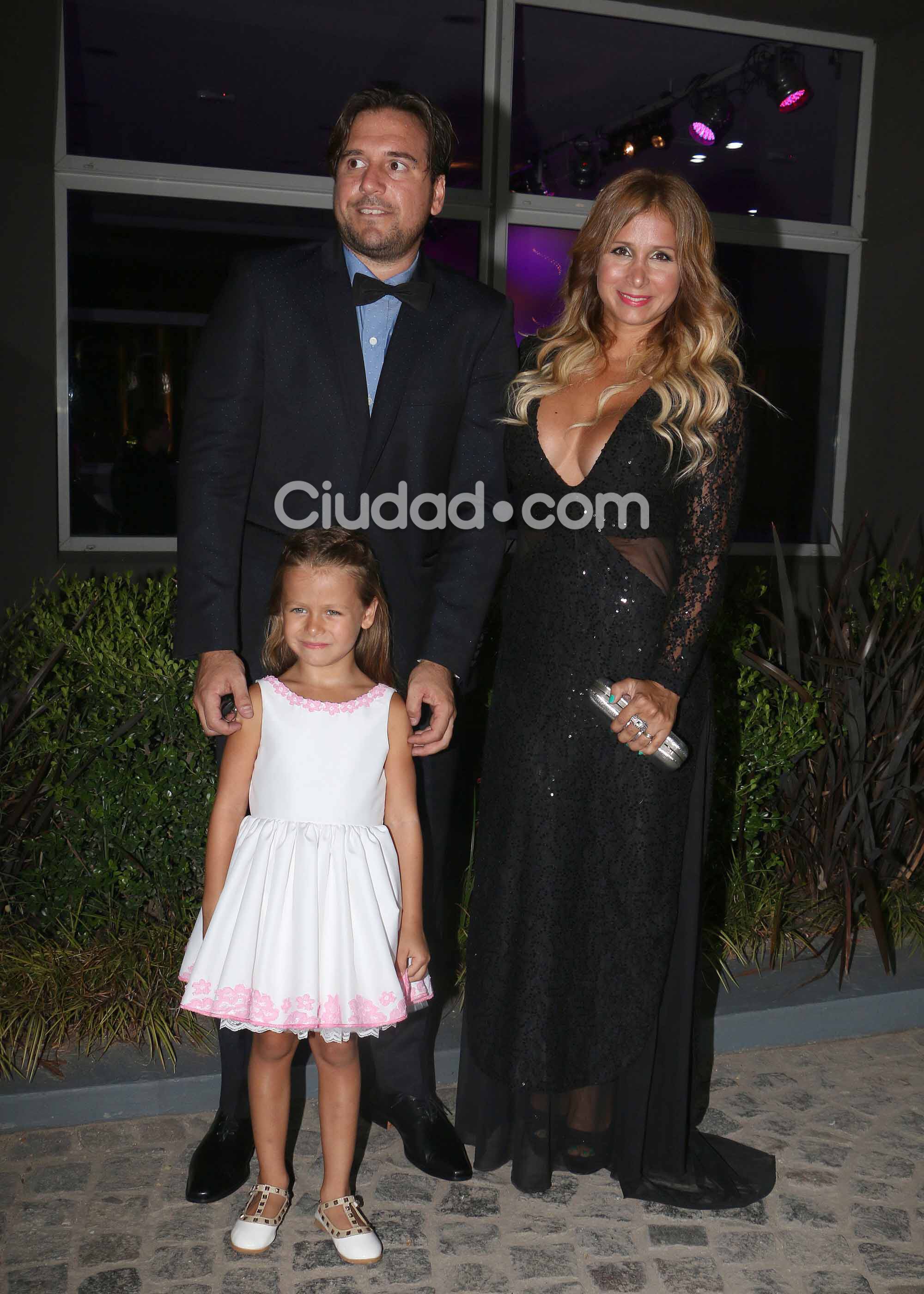 Sebastián Cobelli, Fernanda Vives y su hija Brisa en la boda de Tamara Alves y Patricio Toranzo. (Foto: Movilpress - Ciudad.com)