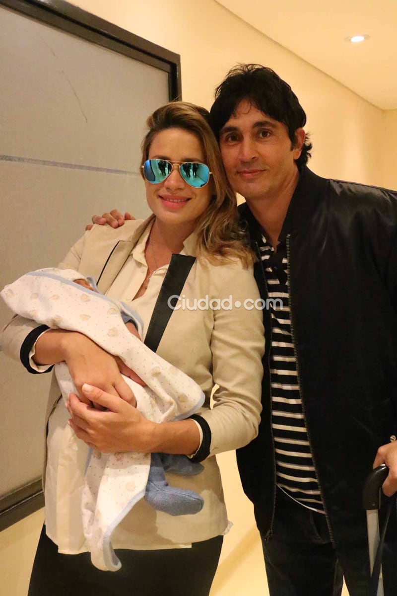 Sebastián Estevanez e Ivana Saccani con Valentino. Foto: Movilpress-Ciudad.com.