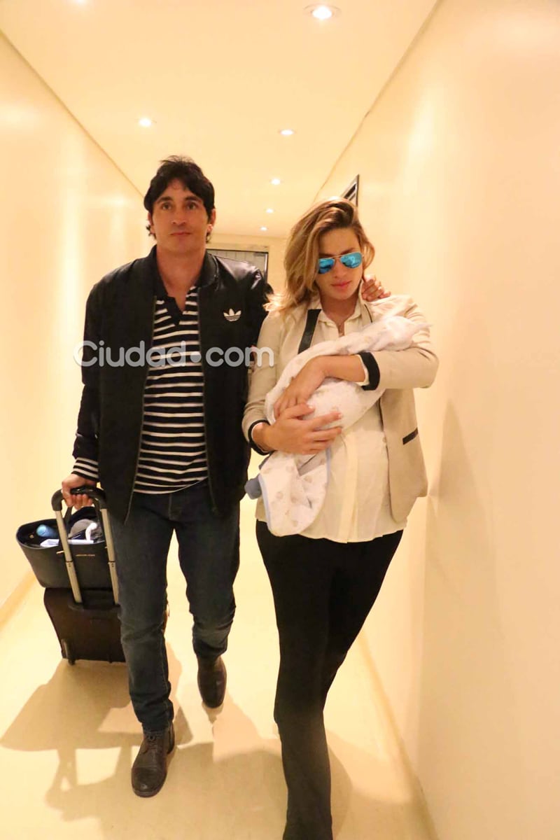 Sebastián Estevanez e Ivana Saccani con Valentino. Foto: Movilpress-Ciudad.com.