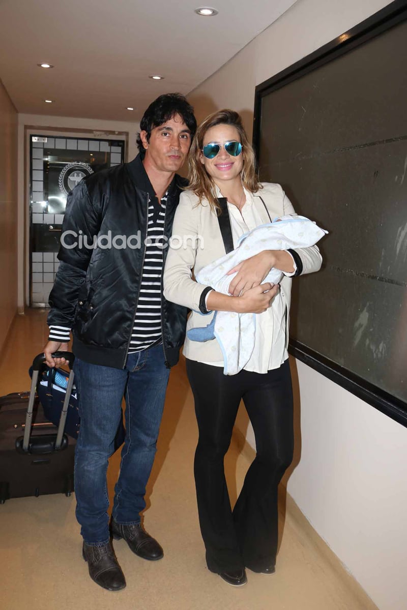 Sebastián Estevanez e Ivana Saccani con Valentino. Foto: Movilpress-Ciudad.com.