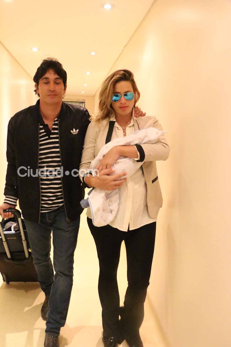 Sebastián Estevanez e Ivana Saccani con Valentino. Foto: Movilpress-Ciudad.com.