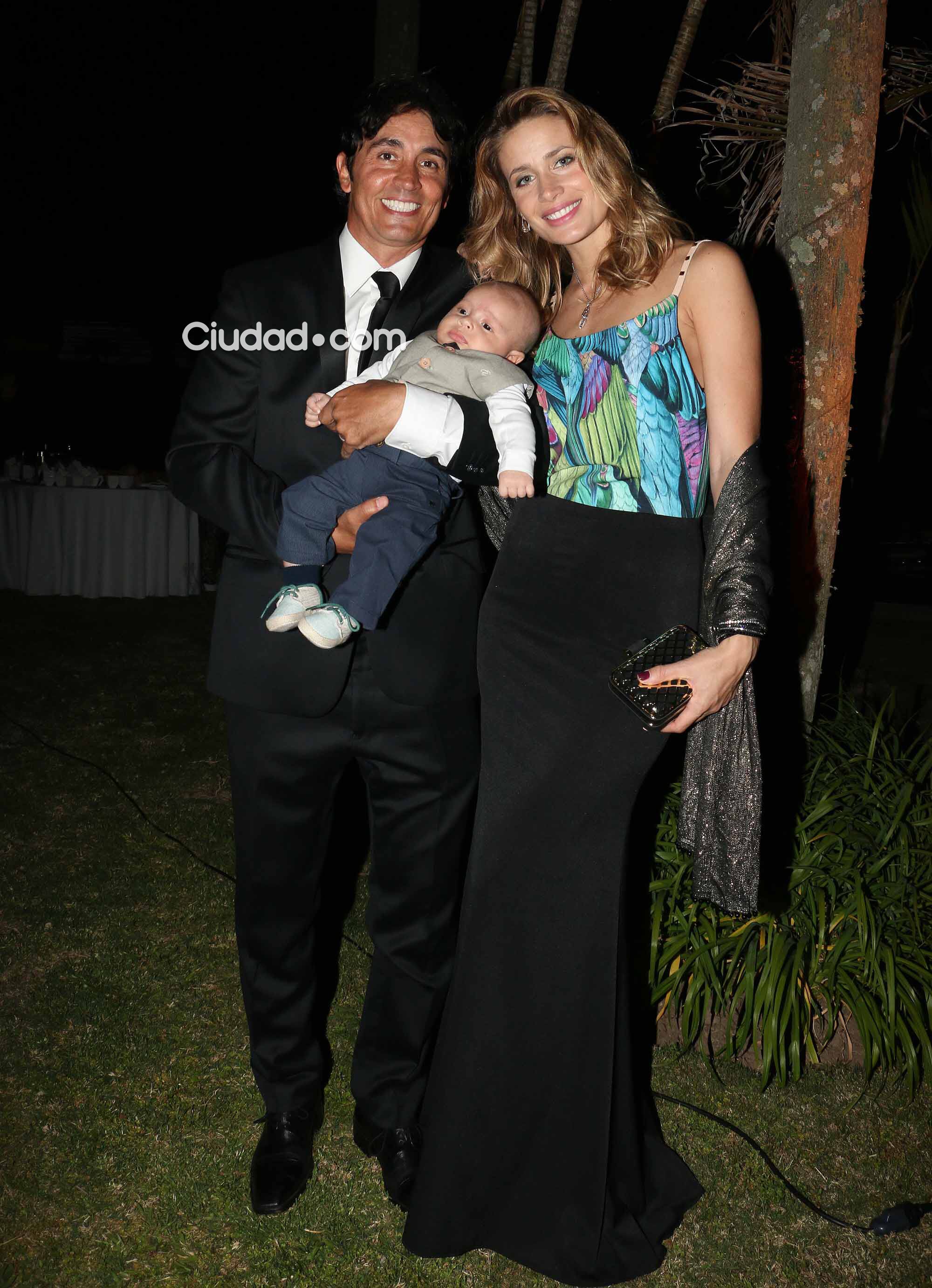 Sebastián Estevanez, Ivana Saccani y su bebé, en el casamiento del Terco (Foto: Movilpress)