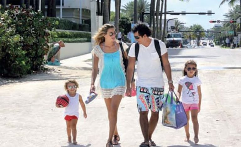 Sebastián Estevanez, Ivana Saccani y sus hijos. (Foto: revista Gente)