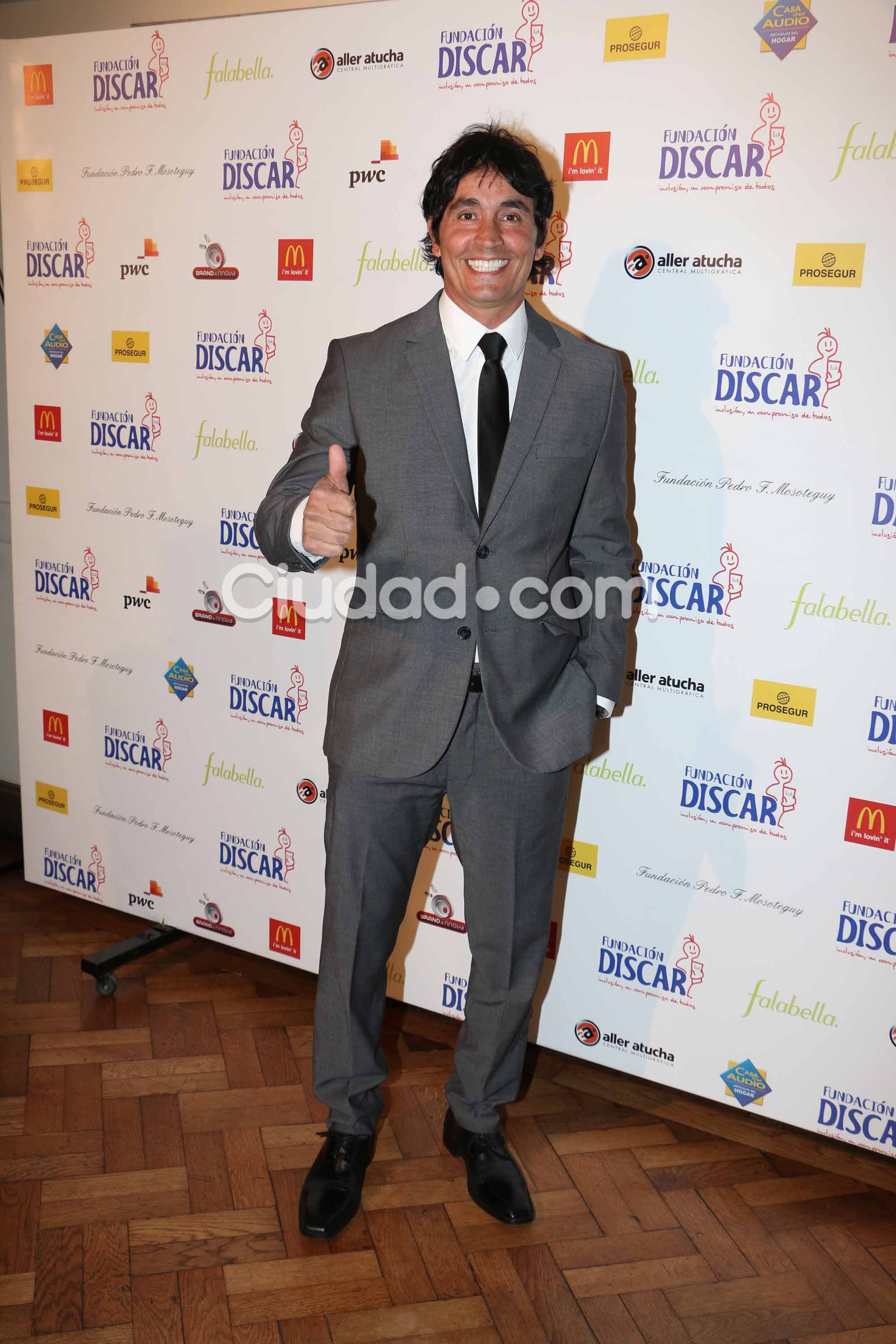 Sebastián Estevanez, muy elegante en la cena solidaria (Fotos: Movilpress).