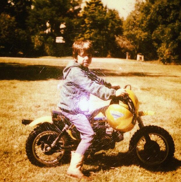 Sebastián Ortega en su mini moto en 1980. (Foto: Instagram)