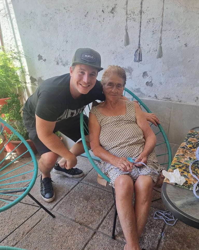 Sebastián y su abuela, Paca.