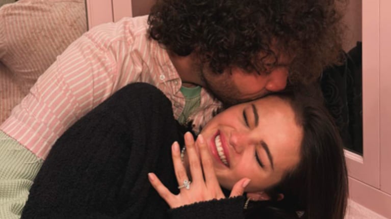 Selena Gómez se comprometió y mostró el impresionante anillo que le obsequió su novio.