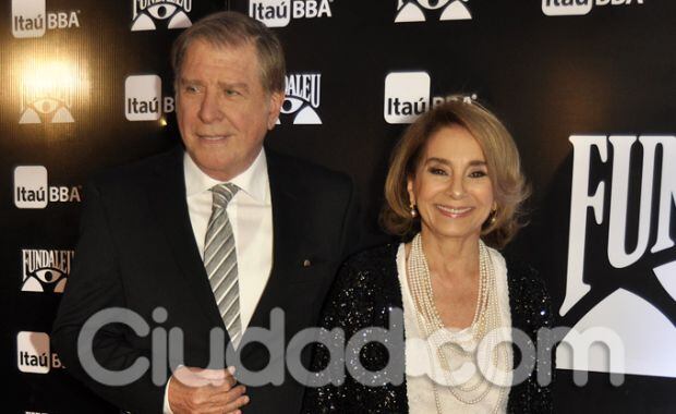 Selva Alemán, muy elegante, junto a Arturo Puig. (Foto: Jennifer Rubio-Ciudad.com)