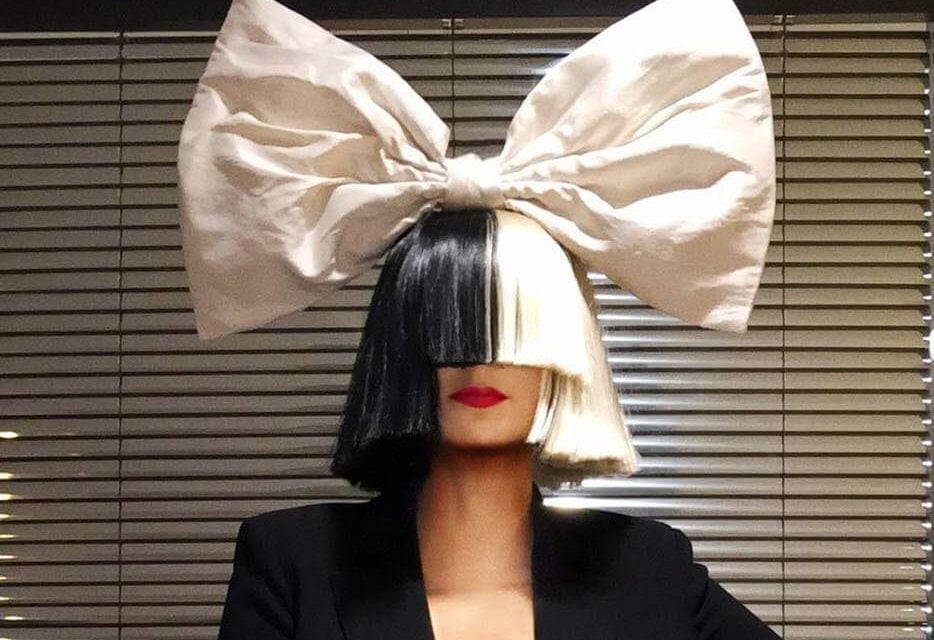 ¿Sia huye de la fama?: descubrí cómo lo maneja con su alter ego