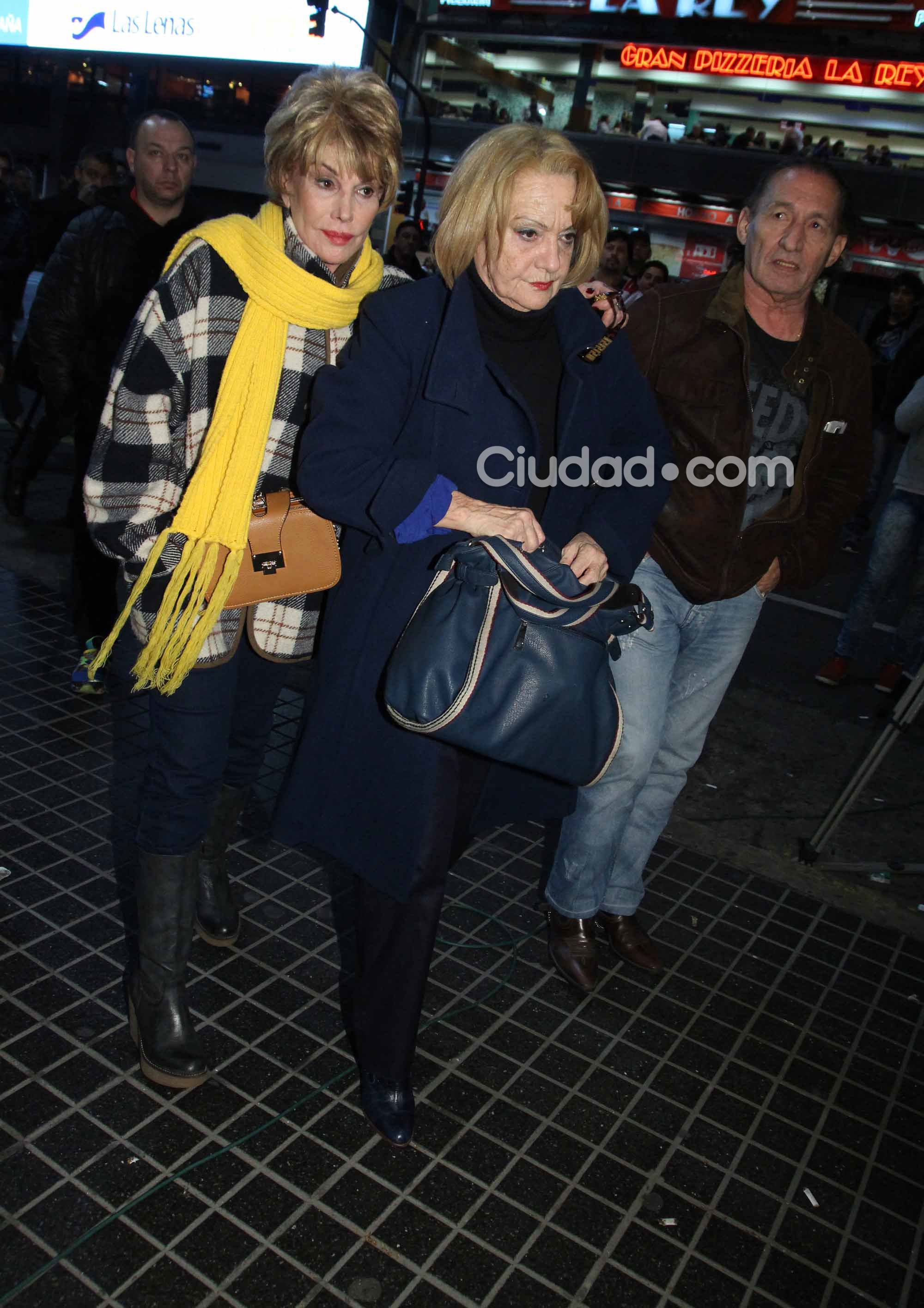 Silvia Montanari y Mercedes Carreras llegaron juntas al velorio  (Fotos: Movilpress).