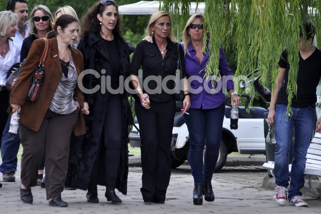 Silvia y Mirta Rodríguez lloran durante el entierro de su hermano Fabián. (Foto: Jennifer Rubio - Ciudad.com)