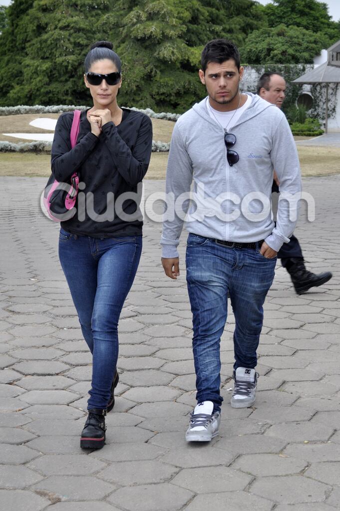 Silvina Escudero y Lucas Velasco, al llegar al entierro de Fabián Rodríguez. (Foto: Jennifer Rubio - Ciudad.com)