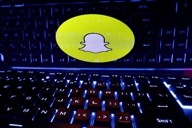 Snapchat lanzó nuevas funciones de IA para optimizar la realidad aumentada en móviles.
