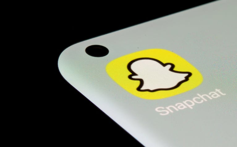 Snapchat va a poner una marca de agua en las imágenes generadas por inteligencia artificial al guardarlas en la galería. 





