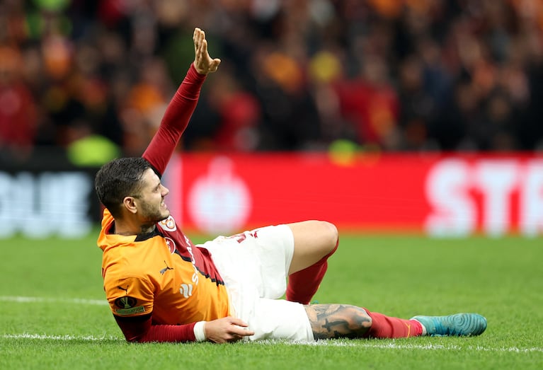 Soccer Football - Europa League - Galatasaray v Tottenham Hotspur - RAMS Park, Istanbul, Turkey - November 7, 2024 Galatasaray's Mauro Icardi reacts after sustaining an injury REUTERS/Murad Sezer