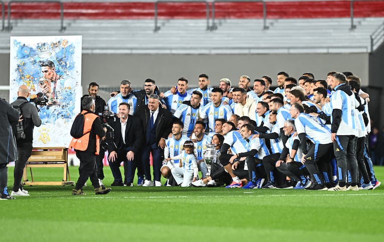 Soccer Football - World Cup - South American Qualifiers - Argentina v Chile - Estadio Mas Monumental, Buenos Aires, Argentina - September 5, 2024 Argentina's Angel Di Maria with his family and teammates receives a tribute before the match REUTERS/Rodrigo Valle