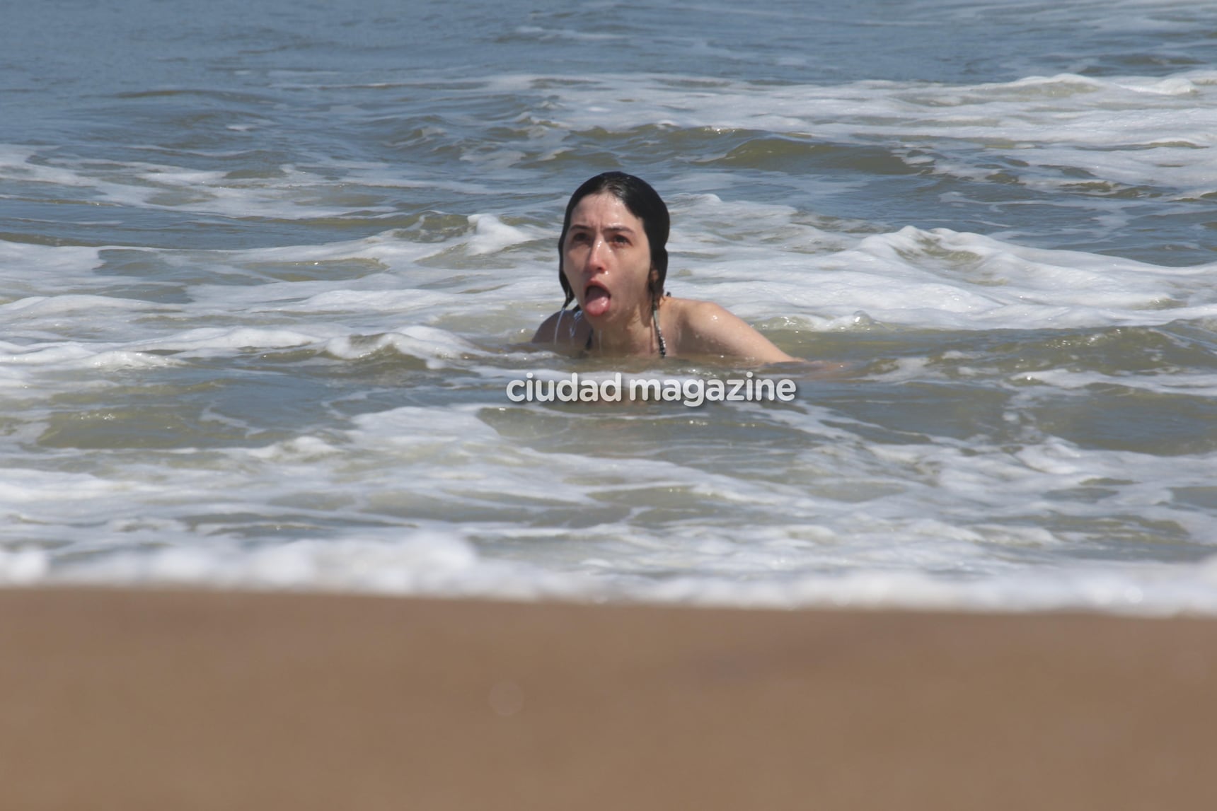 Sofía Gala, junto a sus dos hijos y su novio, Zeki Fernández, en las playas de Punta del Este. (Foto: GM Press)