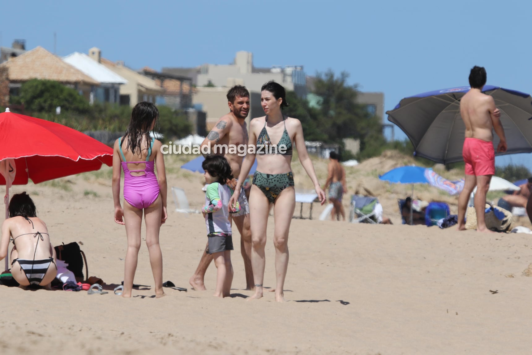 Sofía Gala, junto a sus dos hijos y su novio, Zeki Fernández, en las playas de Punta del Este. (Foto: GM Press)