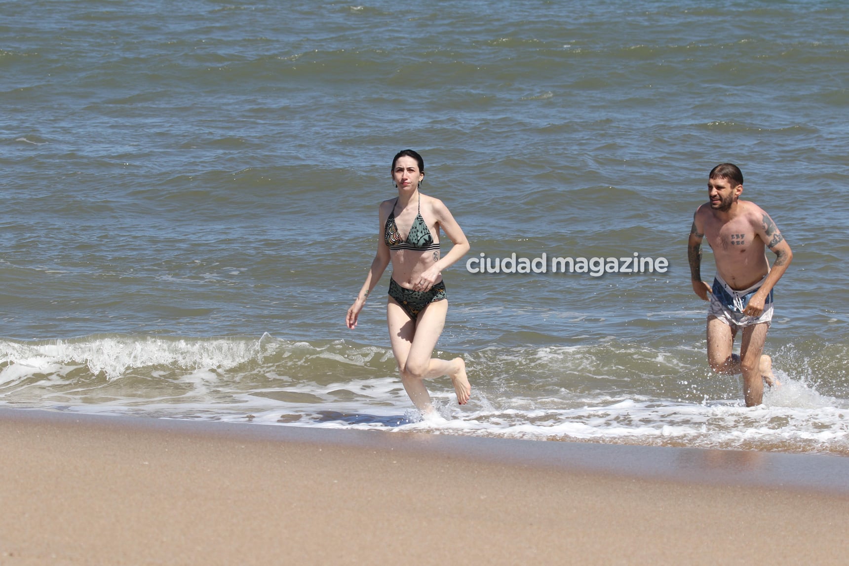 Sofía Gala, junto a sus dos hijos y su novio, Zeki Fernández, en las playas de Punta del Este. (Foto: GM Press)