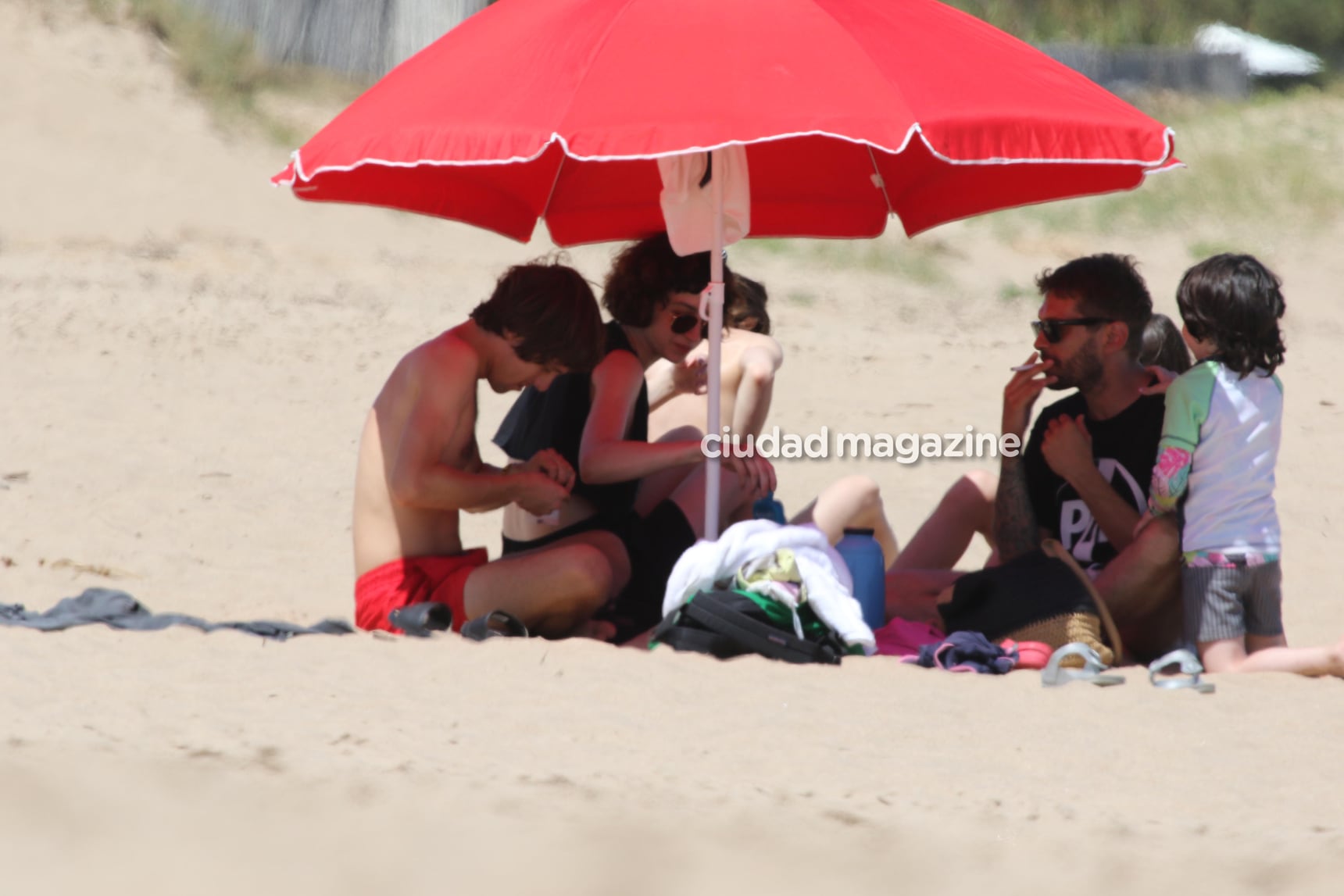 Sofía Gala, junto a sus dos hijos y su novio, Zeki Fernández, en las playas de Punta del Este. (Foto: GM Press)